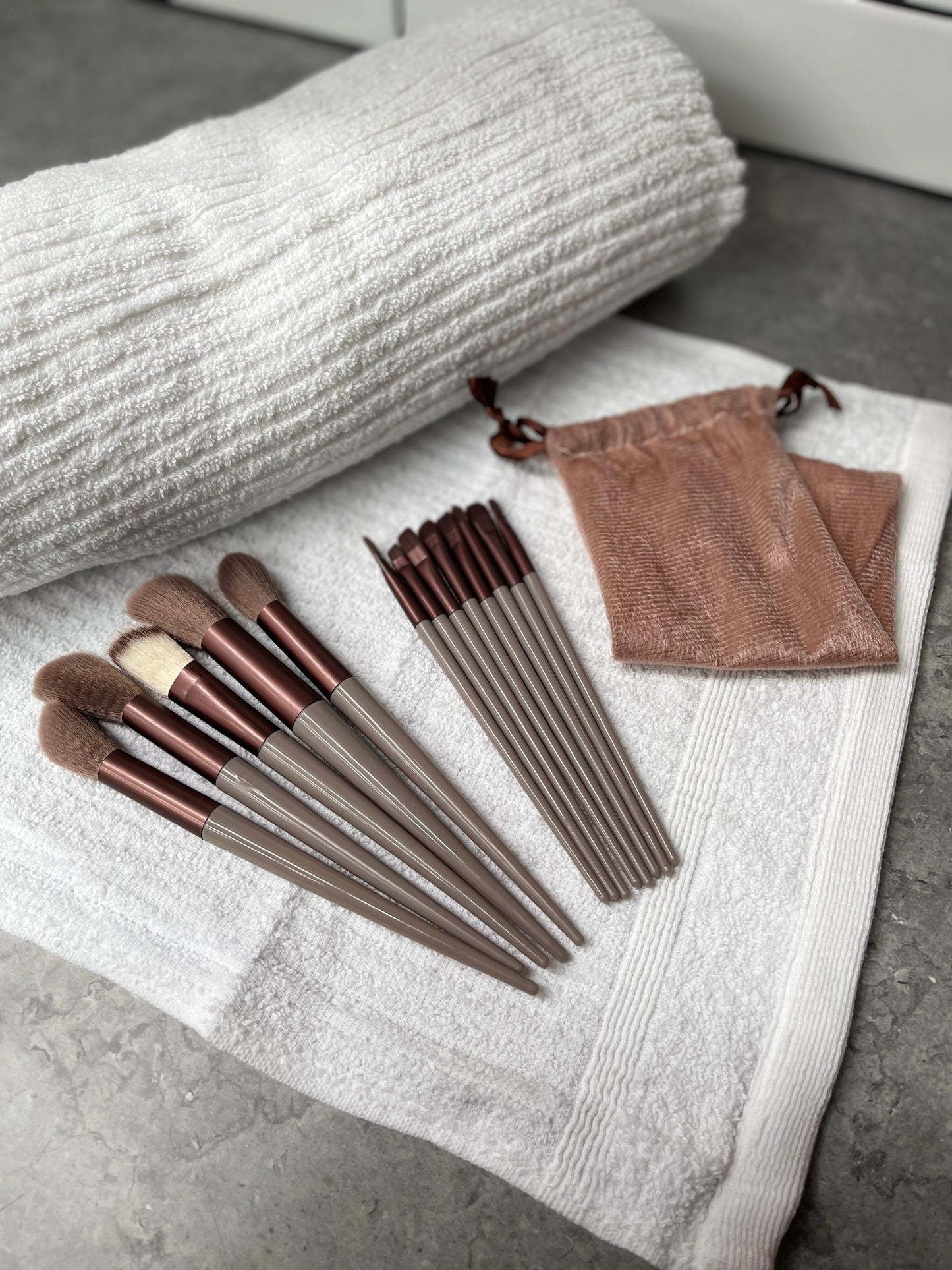 MAKE UP BRUSH SET AND BAG – 13 Piece Mocha with Brushed Tea Rose Bag