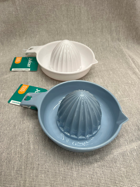CHEF'S COMPANION Plastic Juicer 13.3x13.3x7.3cm - Blue or White